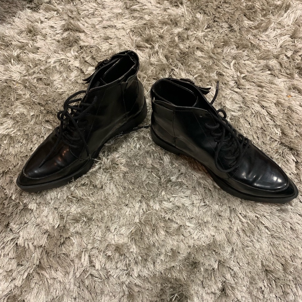 Patent leather like booties with pointed toe